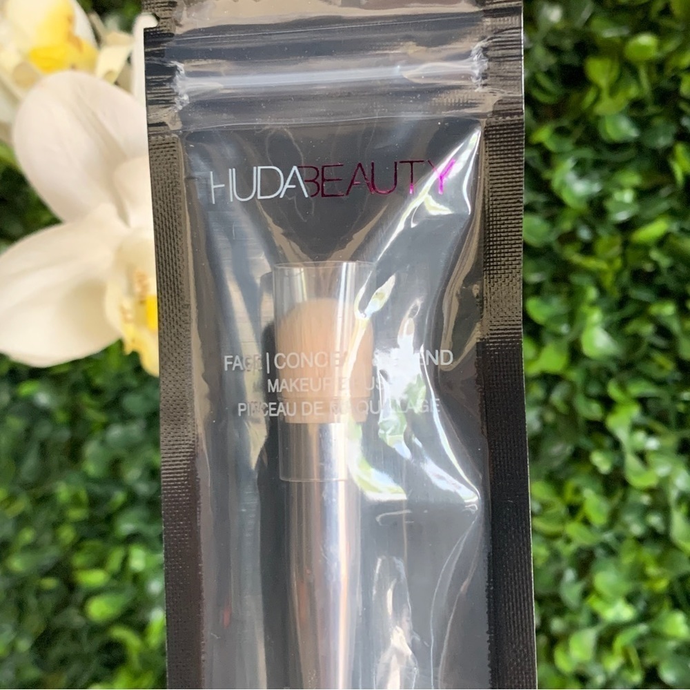 HUDA Beauty Conceal & Blend Complexion Brush | NEW